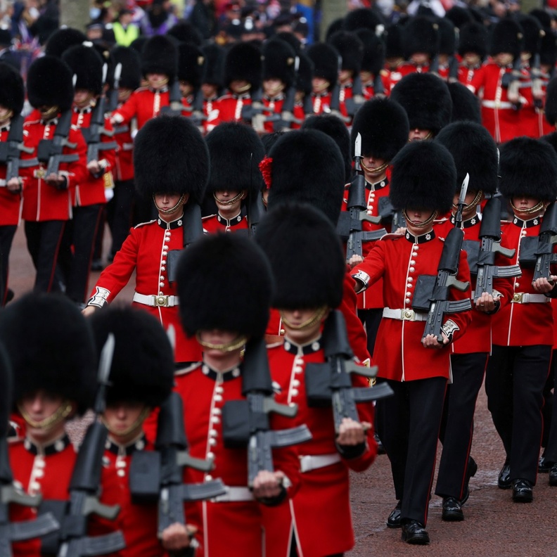 ما هي قصة قبعات "الحرس الملكي" من الفرو في حفل تتويج الملك تشارلز؟