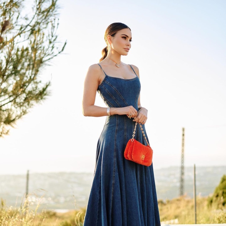 أزياء ربيعية أنيقة بصيحة الدنيم الرائجة بين عاشقات الموضة