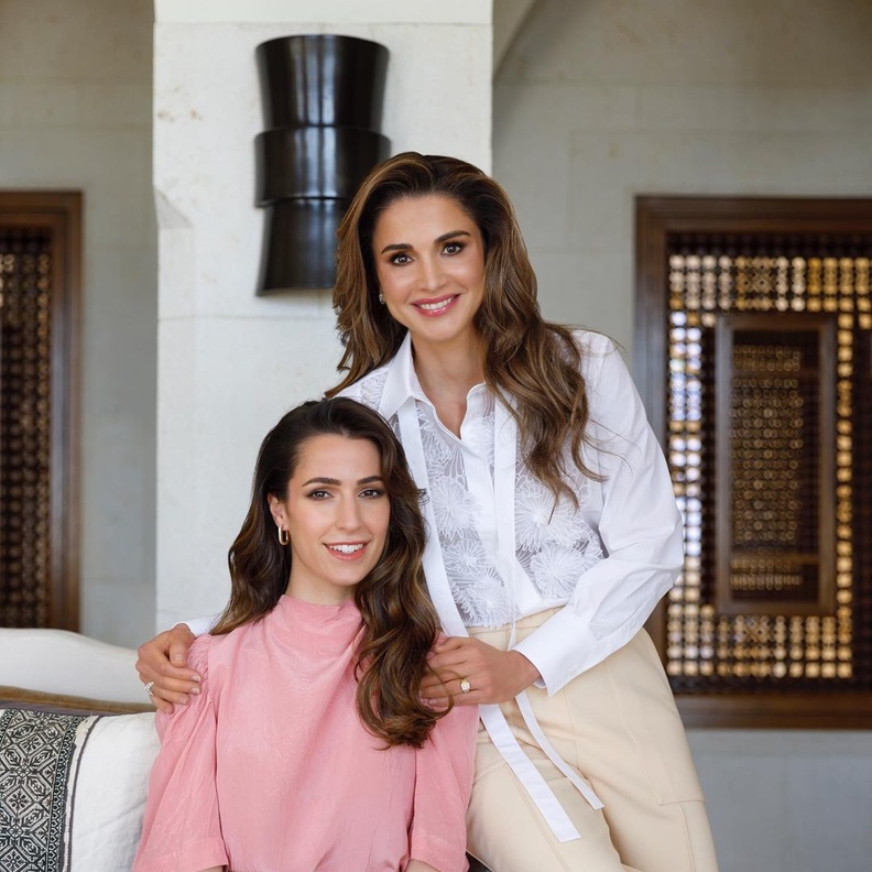 على غرار الملكة إليزابيث… الملكة رانيا تعير مجوهراتها  إلى ابنتها وكنتها