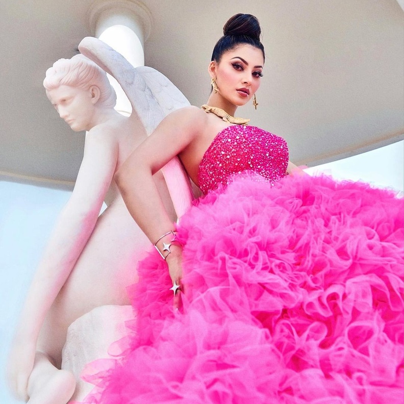 أورفاشي راوتيلا Urvashi Rautela بعقد من كارتييه Cartier