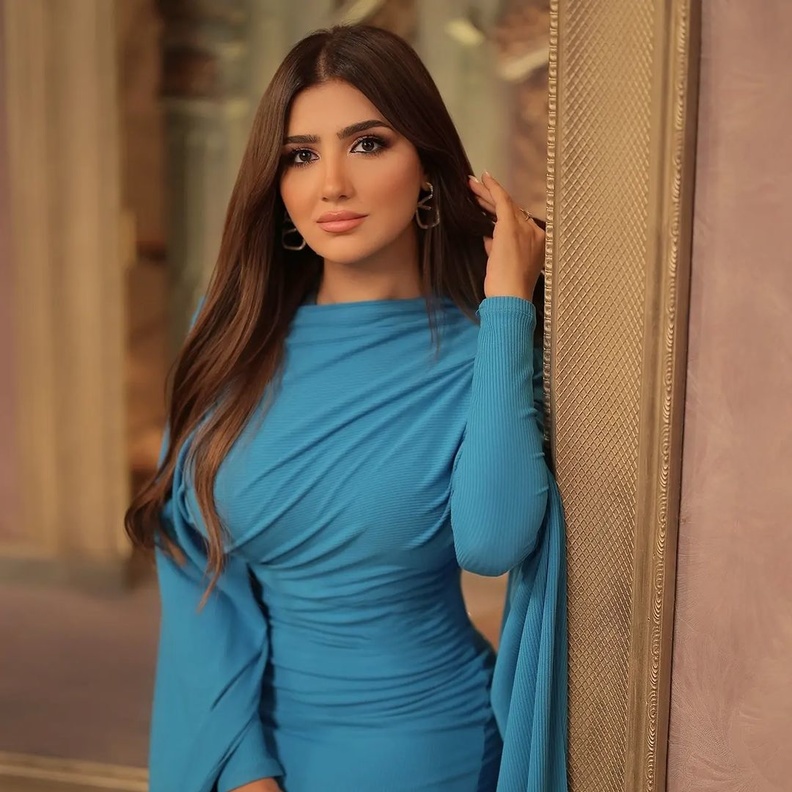 لمسات أزياء لا تتخلى عنها مي عمر تجعلها تبدو أكثر طولاً وأناقة