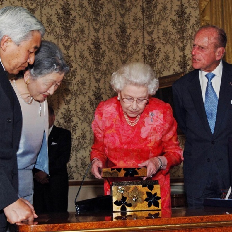 أشهر هدايا المجوهرات التي تلقتها الملكة إليزابيث الثانية من زعماء وقادة العالم
