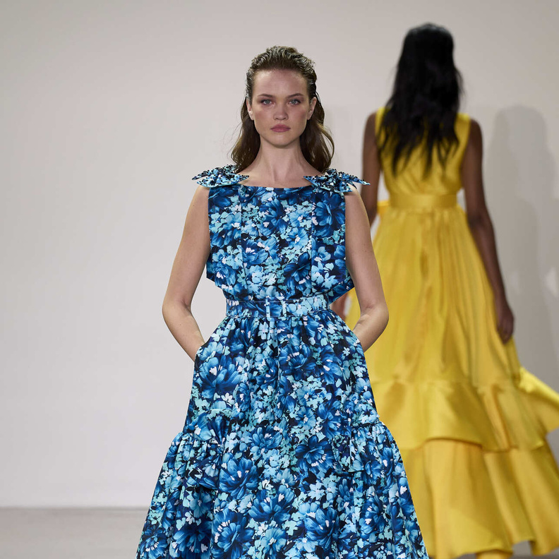 أفكار شبابية لاختيار فساتين مطبعة بالورود على الشاطئ