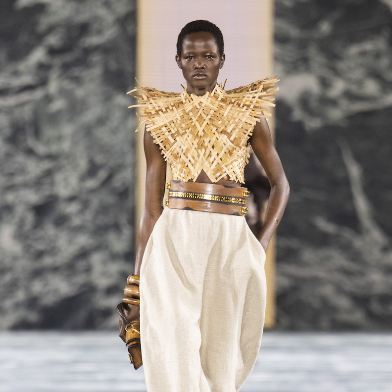 القش مادة متواضعة حاكت أجمل تصاميم الأزياء والاكسسوارات في صيف 2023