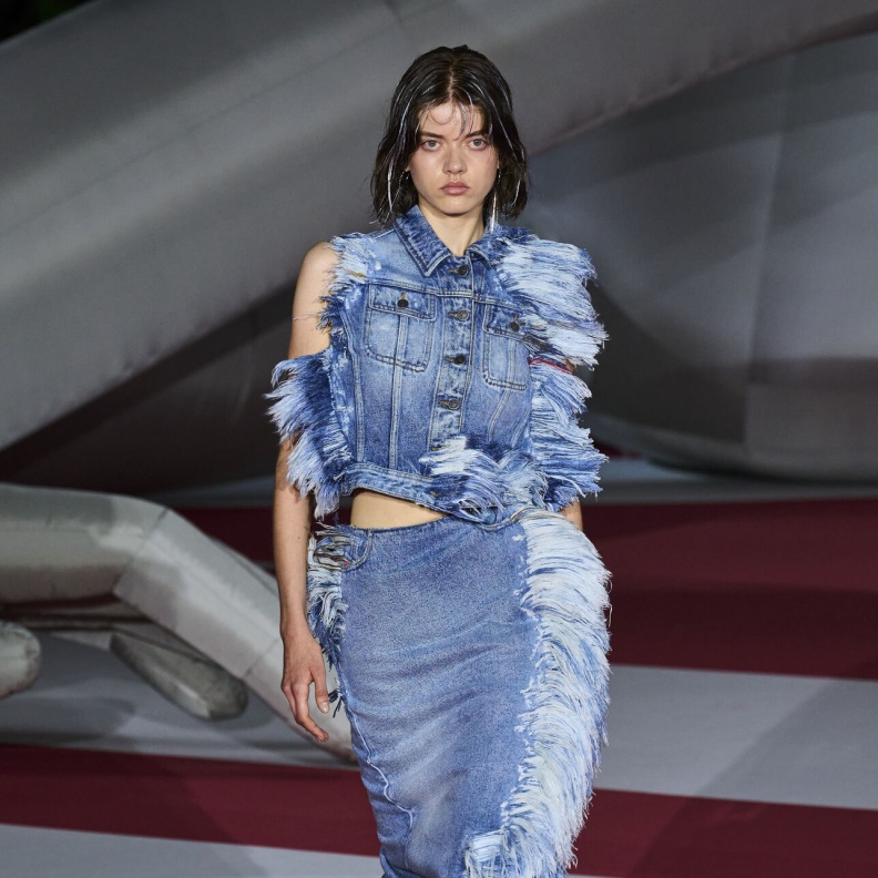 تنانير الجينز الشبابية في ساعات النهار بأساليب كاجوال