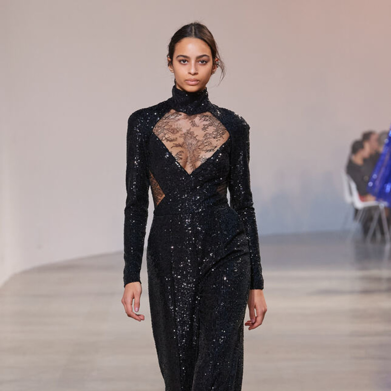 الجمبسوت بأقدام واسعة والياقة V تناسب الفتيات المتوسطات وقصيرات القامة