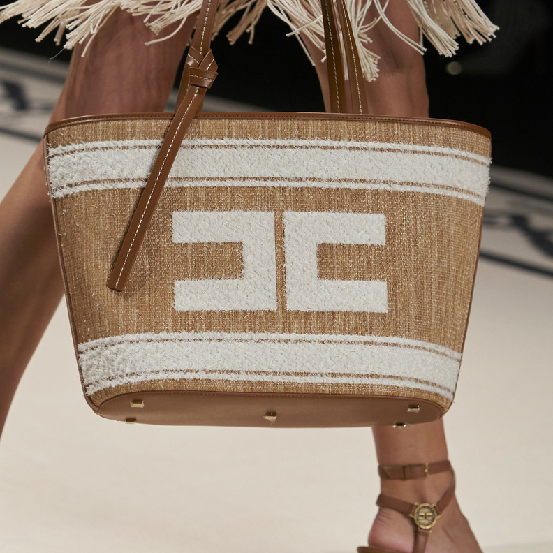 حقائب يد كبيرة مناسبة لعطلة الصيف