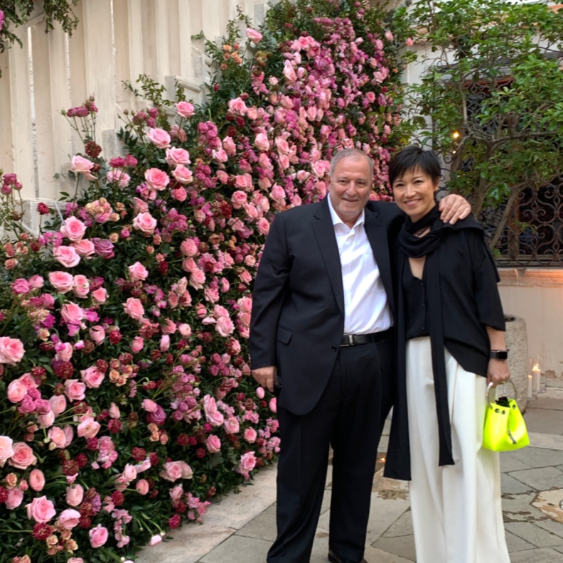 مدير التحرير عدنان الكاتب مع Sandra Choi المديرة الإبداعية لـJimmy Choo 