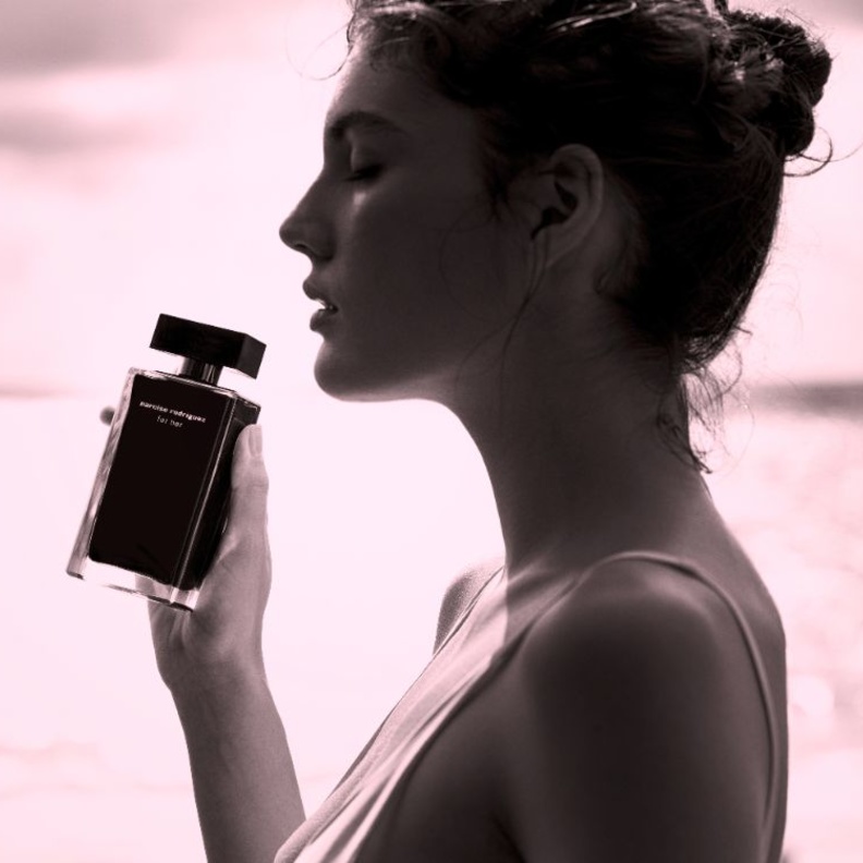 "يروي قصة الأنوثة الأزلية" ..رحلة عطر For her من Narciso Rodriguez على مر السنوات تزامنا مع الذكرى السنوية الـ20 لإصداره