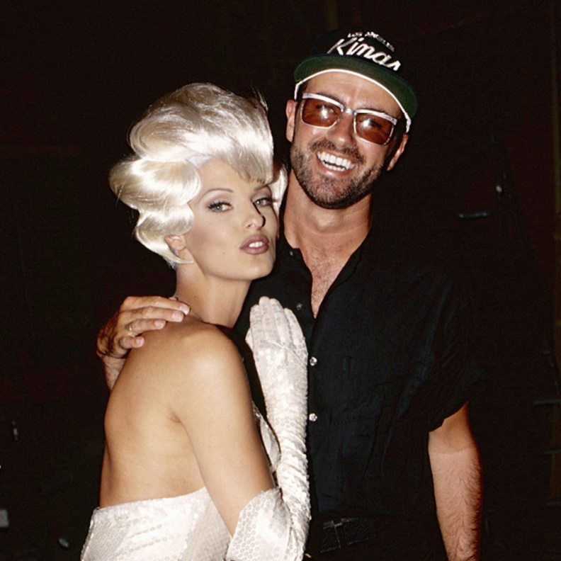 الأداء الحيّ والإطلالات الاستعراضية عنصران متناغمان ومكمّلان لبعضهما البعض