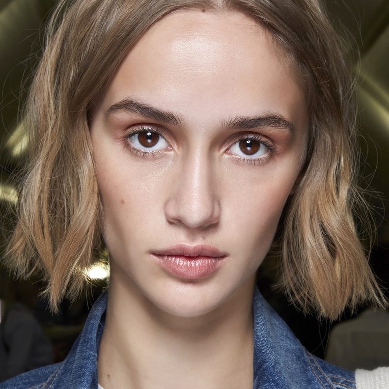 سر شفاه جذابة: التقنيات التجميلية للحصول على شفاه ممتلئة ووردية