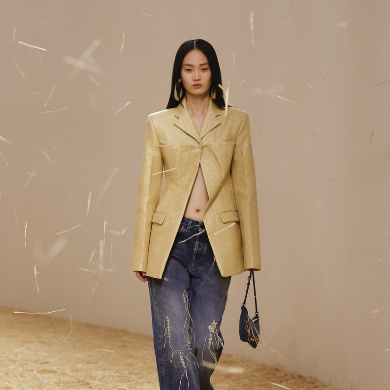 إطلالة من Jacquemus