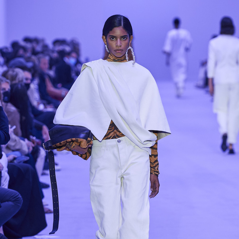 هل يكون الجينز الأبيض خيارك الأول هذا الصيف؟