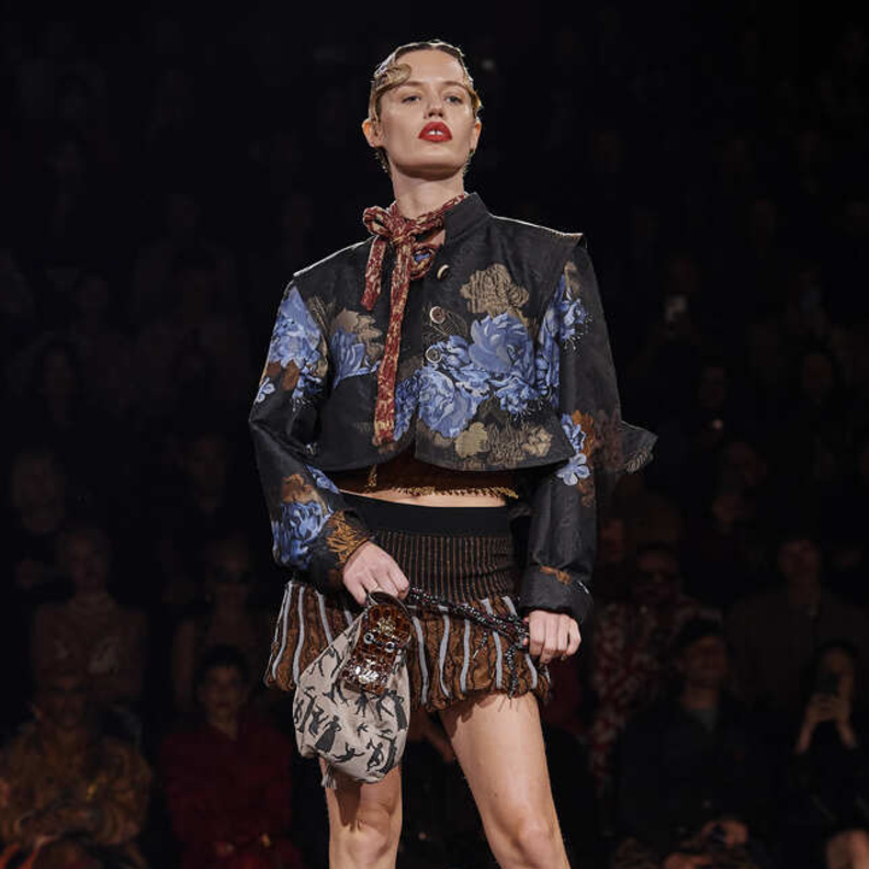 تنسيق الأسود مع البني صيحة ربيع 2023 من Kronthaler Westwood