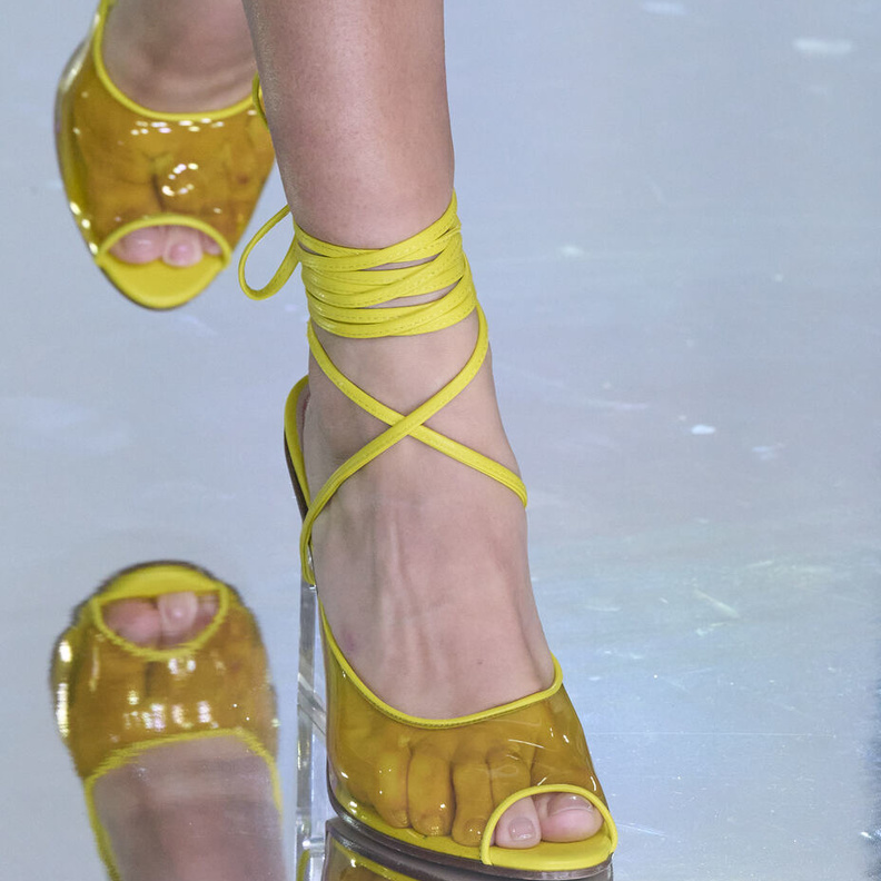 موضة الصنادل البارزة بأربطة عصرية في صيف 2023