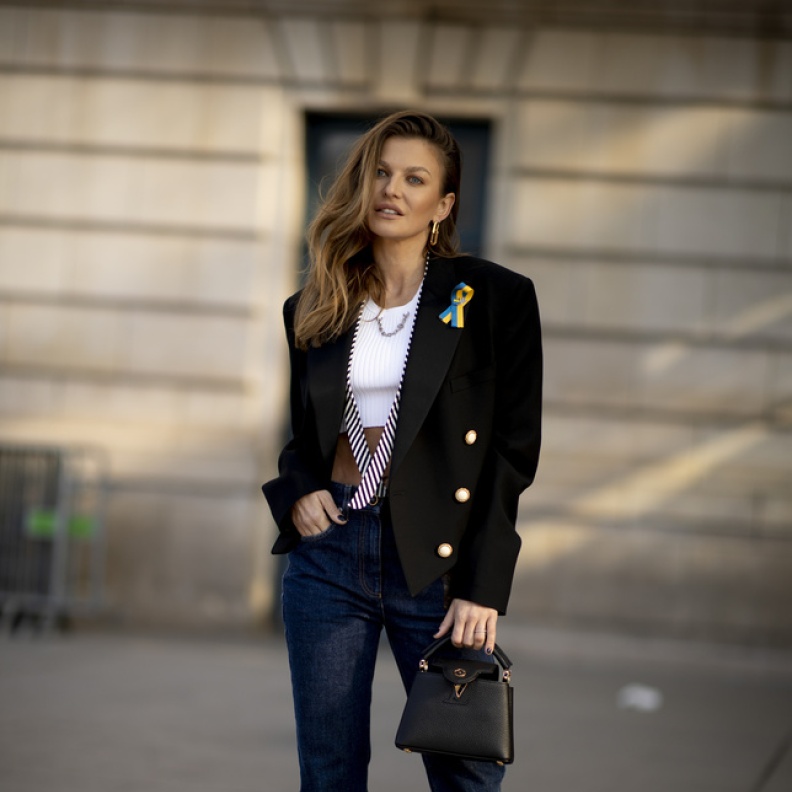 البلايزر الأسود تصميم أساسي وقطعة لا غنى عنها 