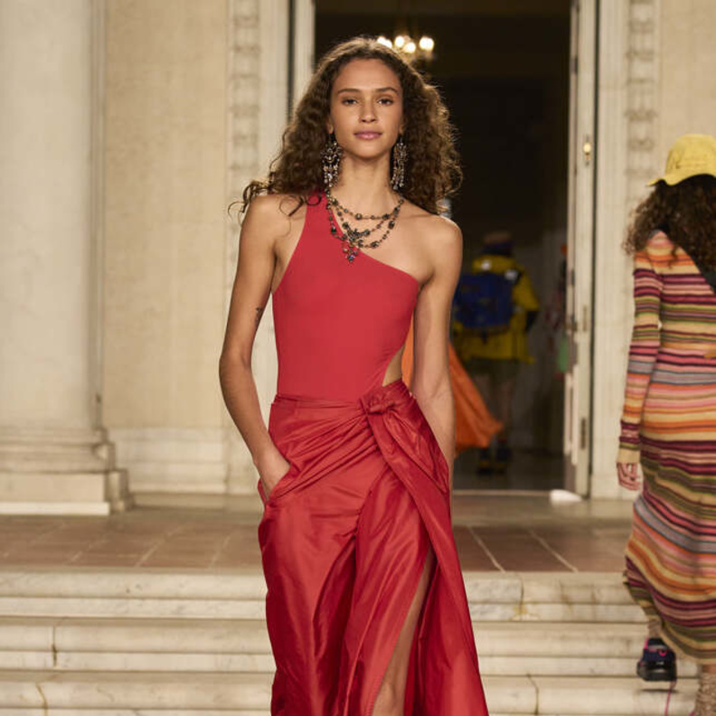 إطلالة بالأحمر مميّزة من Ralph Lauren