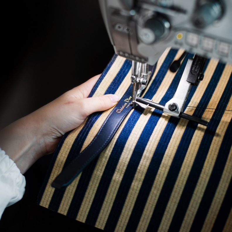 اكتشفي عبر "هي" المهارة الحرفيّة لحقيبة "سيه ديور" C'est Dior