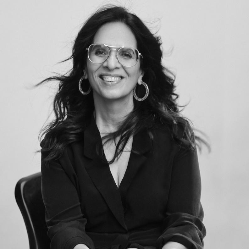 المصممة "أنيتا دونغري" لـ"هي"