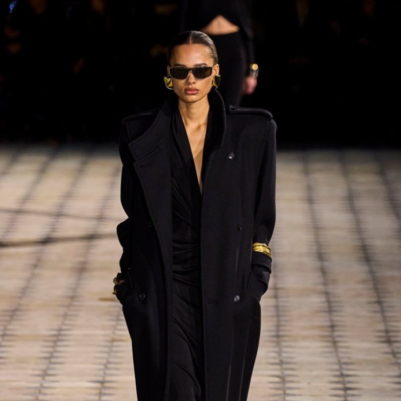 7 مجموعات برزت فيها تصاميم تليق بسيّدة الأعمال من عروض ربيع وصيف 2023