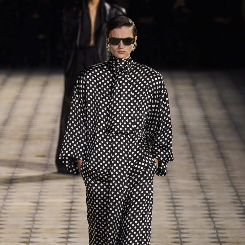 صيحات الموضة المنقطة تصاميم تجعلك أكثر جاذبية