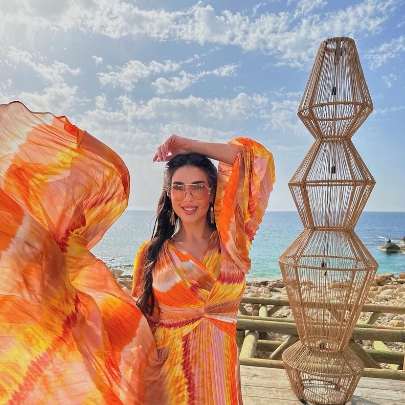 إطلالات ياسمين صبري خلال السفر مزيج من الأناقة والراحة