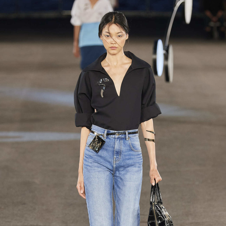 أجمل الأفكار لتنسيق اللون الأسود مع الجينز