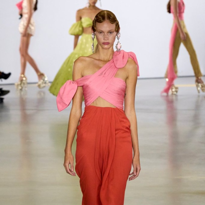 بلوزة وردية، وسروال أحمر