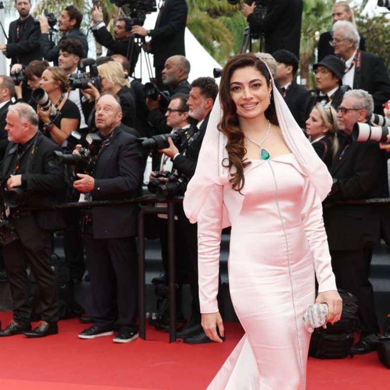 هنيدة صيرفي سفيرة علامة دار شوبارد في السعودية في حفل افتتاح الدورة 76 لمهرجان كان السينمائي