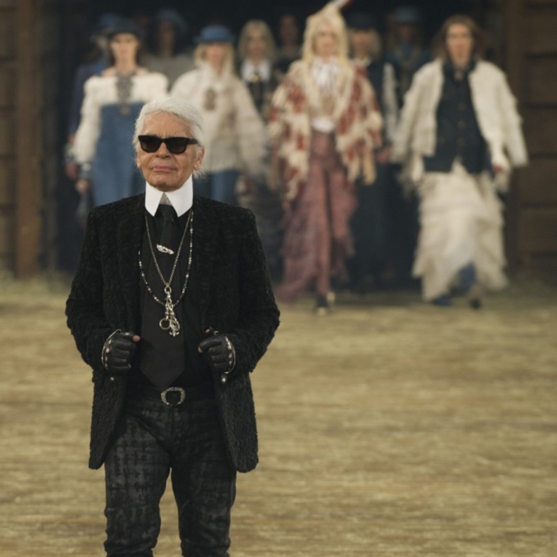 أشهر 10 مصممي أزياء حقّقوا الشهرة بعد عمر 30 عامًا. 