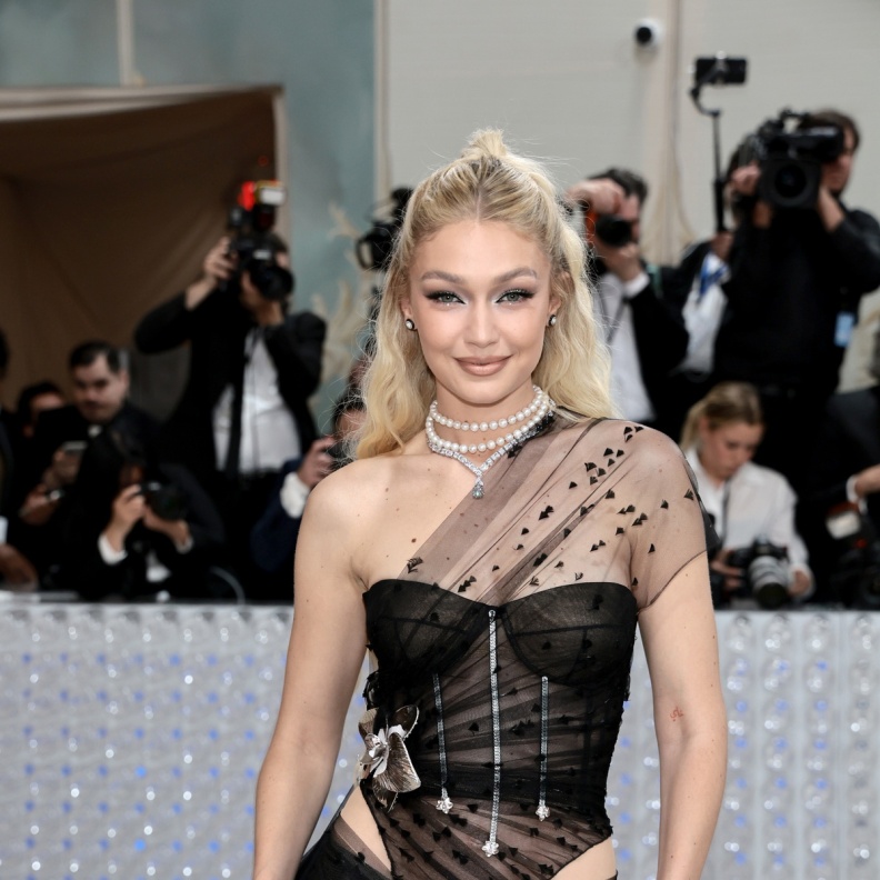 عارضة الأزياء جيجي حديد Gigi Hadid