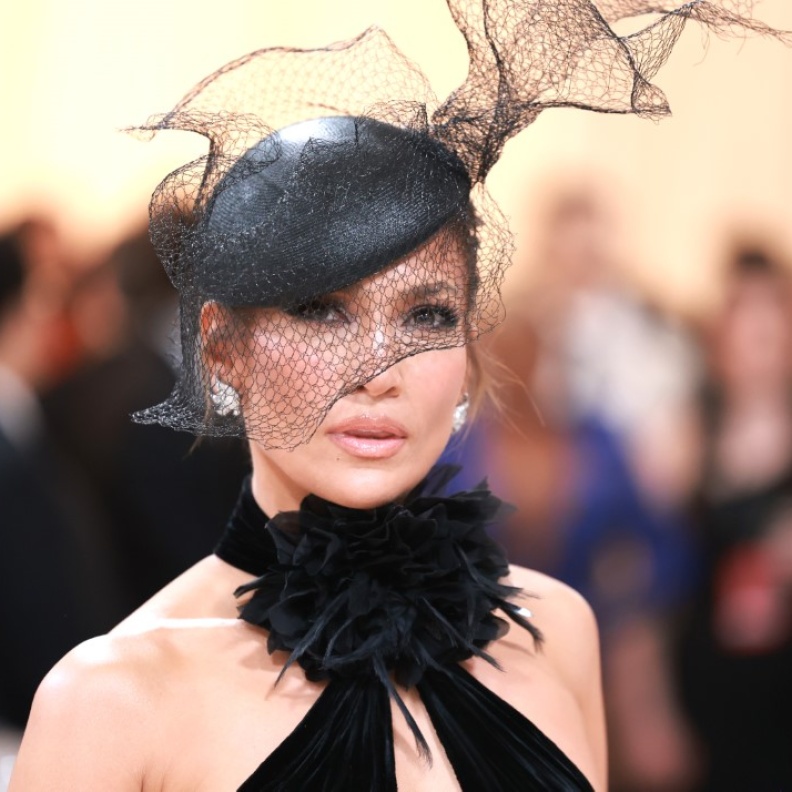 مكياج عيون القطة بأسلوب جينيفر لوبيز في حفل Met Gala