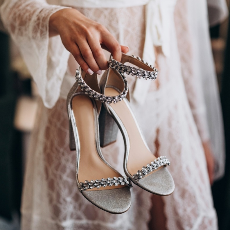 أحذية باللون الفضي للعروس العصرية في حفل الزفاف