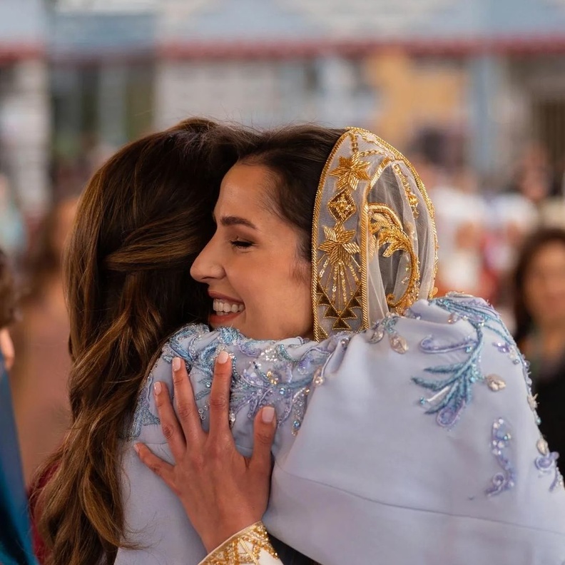 خبير لغة جسد يحلل إشارات تكشف عن علاقة الملكة رانيا برجوة.. فماذا تظهر؟