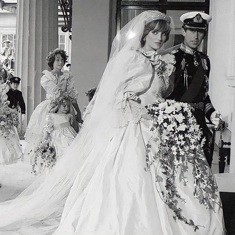 تعثر إحدى وصيفات الشرف الصغيرات في حفل زفاف ديانا بفستان زفاف ديانا