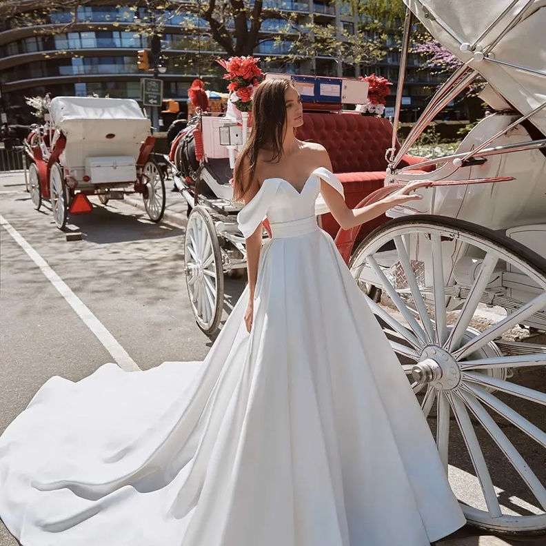 فساتين زفاف من الساتان لعروس الصيف من مجموعات 2024