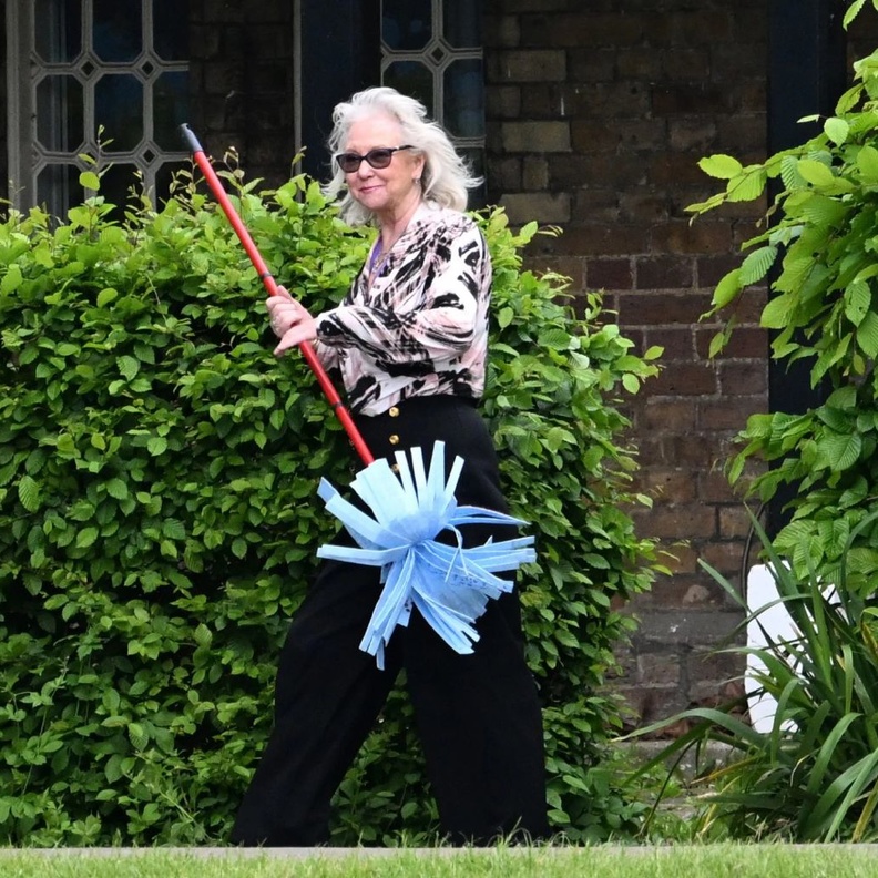 مساعدة الملكة السابقة أنجيلا كيلي توجه انتقاد خفي للملك تشارلز