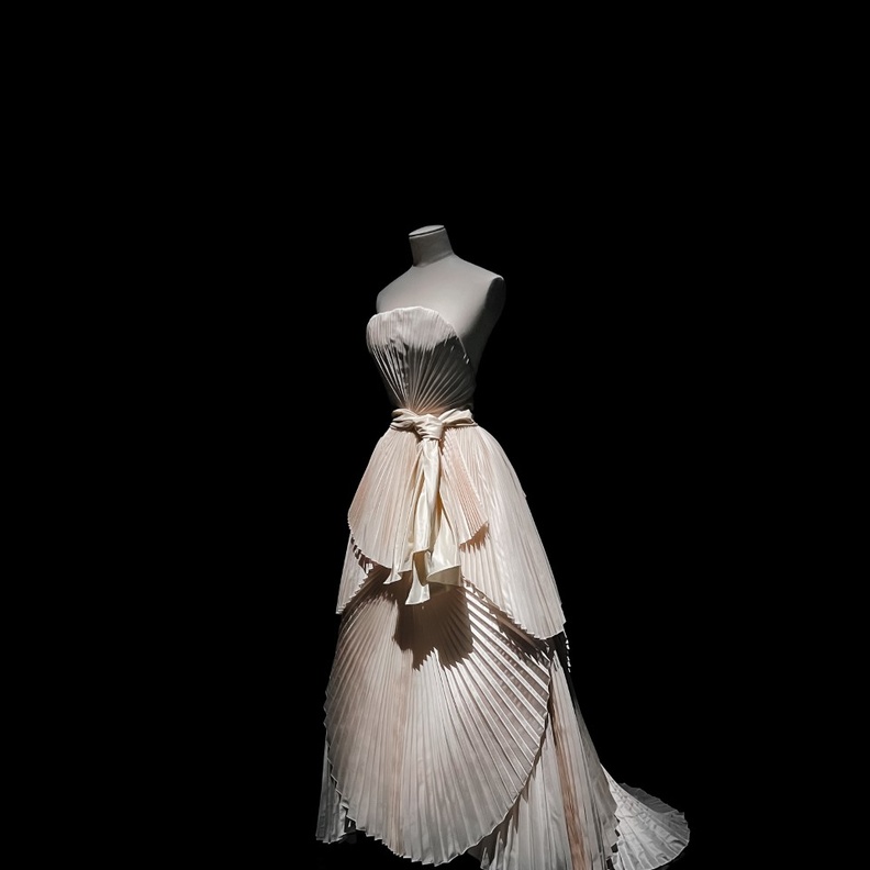 فستان فرانسيس بولينك، مجموعة ربيع 1950 للأزياء الراقية. من معرض كريستيان ديور مصمم الاحلام