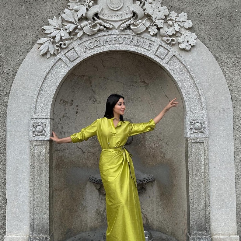 أزياء عصرية نسقتها النجمات لتتناسب مع المعالم الأثرية والوجهات السياحية التي قمن بزيارتها