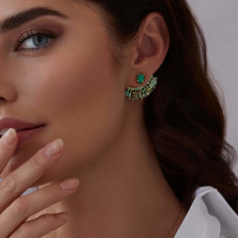 أقراط مرصعة بأحجار كريمة خضراء بينها الياقوت الأخضر من مجموعة Blaze لغرارد Garrard