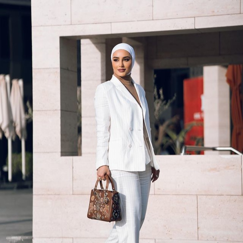  البليزر الأبيض تنسيق على كل محجبة اعتماده هذا الصيف