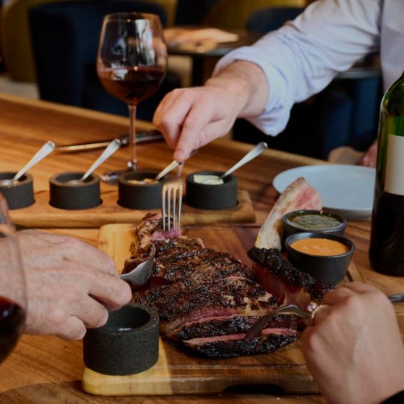 ابرز فعاليات عيد الاب في الامارات منها فعالية الطعام في Hunter & Barrel