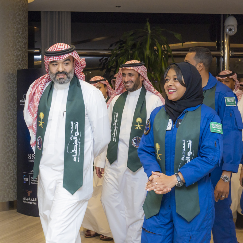 حفاوة بالغة في استقبال ريانة برناوي وعلي القرني بعد عودتهما إلى المملكة