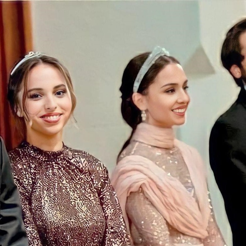 اطلالة الأميرتان خلال حفل زفاف الأمير حسين