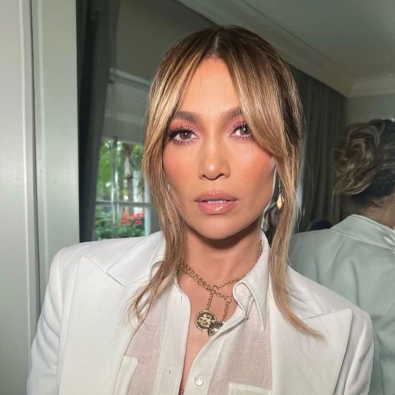 تعلّمي تطبيق تسريحات شعر ملفتة مع الغرة الامامية بأسلوب النجمات العالميات