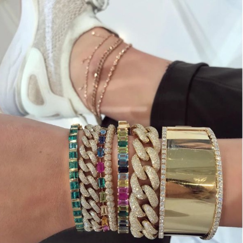 اعتمدي موضة أساور التنس الملونة الجريئة في اطلالة عيد الأضحى 2023