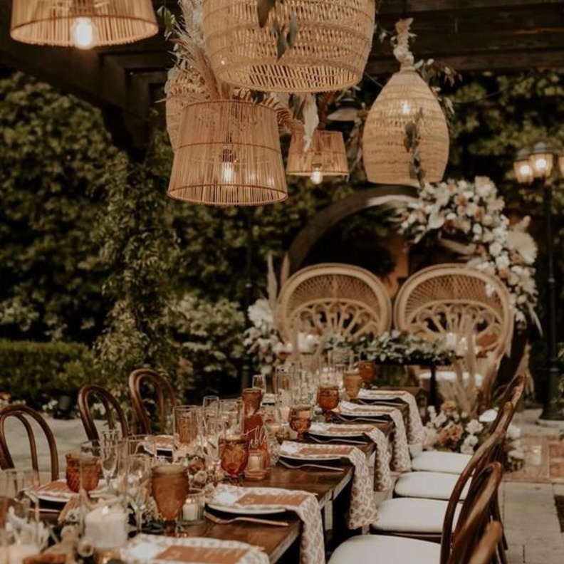 الأفكار الغريبة والمتجددة تميّز الديكور البوهيمي في زفافك