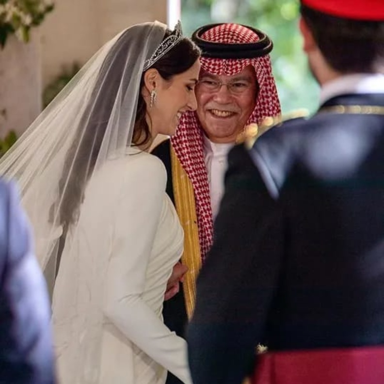 الأميرة رجوة الحسين إلى جانب والدها