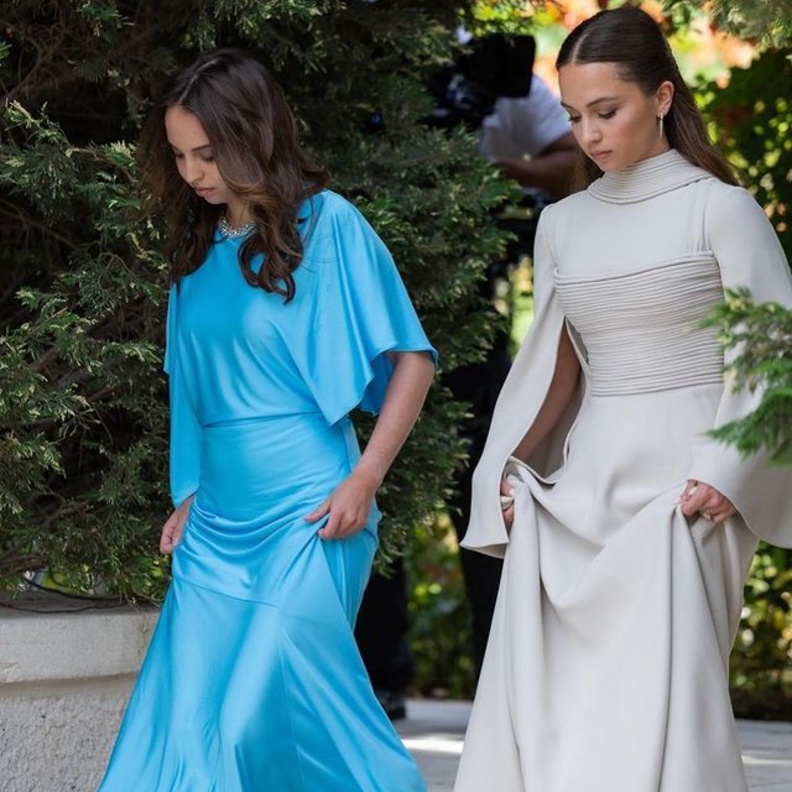 الأميرتان سلمى وإيمان.. بساطة وأناقة وإحداهما بتصميم سعودي