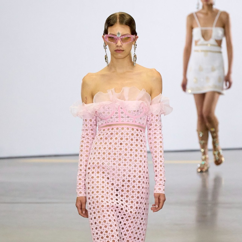 فستان "الأكتاف المكشوفة" هو نجم صيحات الموضة لهذا الصيف